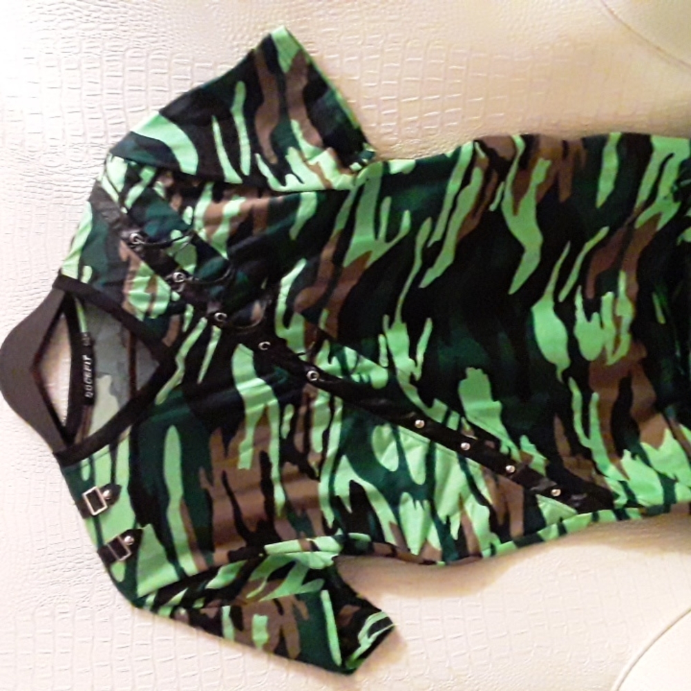 Camouflage short sleeve top with snaps